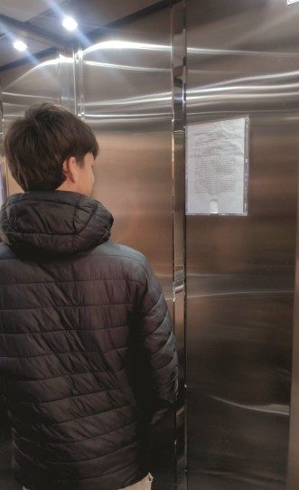 Tela de informativos do condomínio no elevador